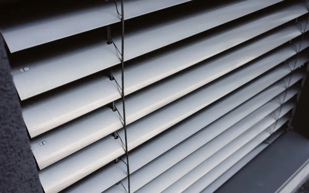 Aluminium-Lamellen einer Jalousie aus der Nähe